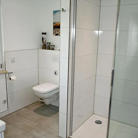 Mit Sauna U Terrasse Im Zentrum Von Ruegen Apartmán